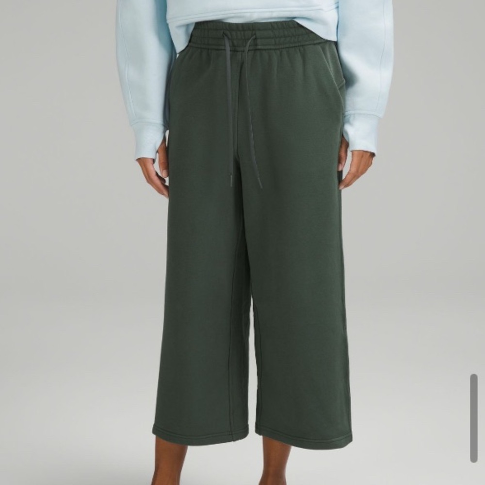 Good as new Lululemon three-quarter length sweatpants in forest green
